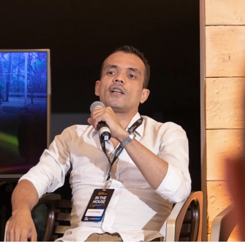 Marcelo Fidelis falando em um evento, compartilhando sua experiência profissional